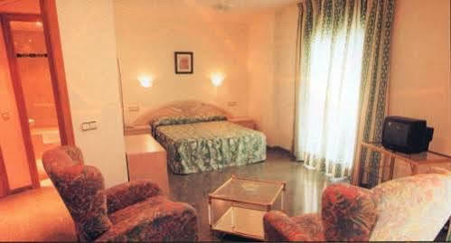 Hotel Don Pelayo Arbos Екстер'єр фото